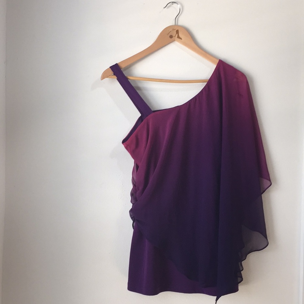 LE CHATEAU Stunning Purple Top!